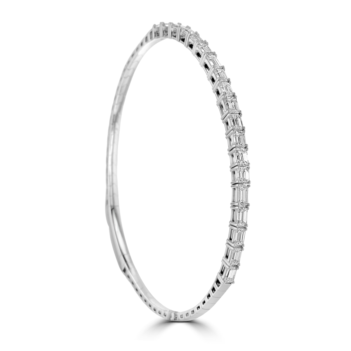 18KT WHITE GOLD 2.97CTW DIAMOND BANGLE BRACELET