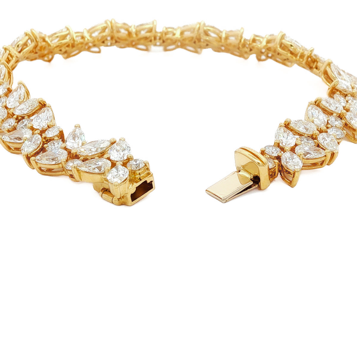 18kt Yellow Gold 13.75 ctw Diamond Cluster Bracelet