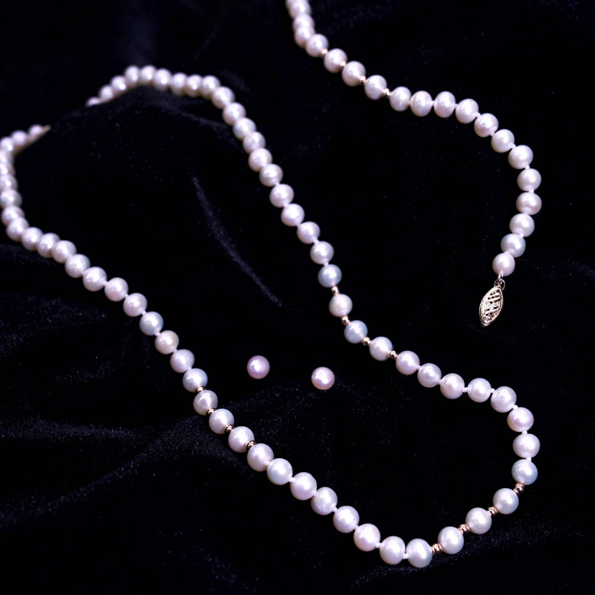 14KT GOLD WHITE CULTURED PEARL NECKLACE, BRACELET, & EARRING SET
